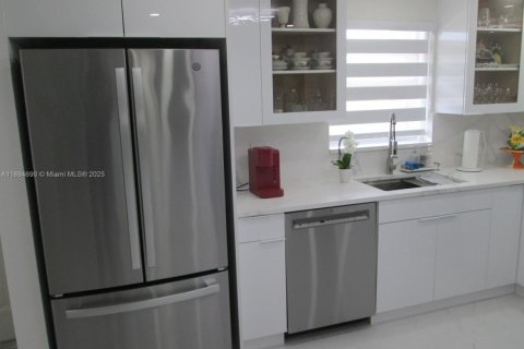 Condo in Pembroke Pines, Florida, 2 bedrooms  № 2019717 - photo 6