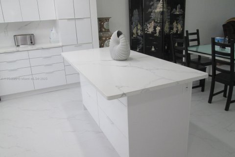 Condo in Pembroke Pines, Florida, 2 bedrooms  № 2019717 - photo 8