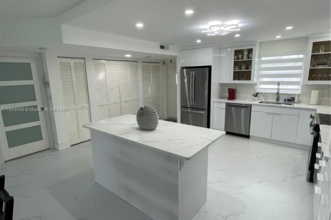 Condo in Pembroke Pines, Florida, 2 bedrooms  № 2019717 - photo 2