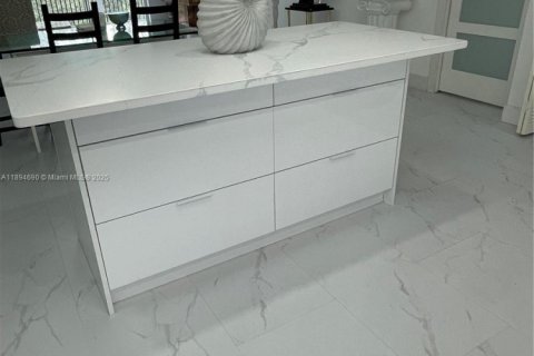 Condo in Pembroke Pines, Florida, 2 bedrooms  № 2019717 - photo 3