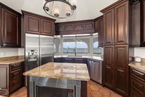 House in Tierra Verde, Florida 4 bedrooms, 359.35 sq.m. № 1687852 - photo 9