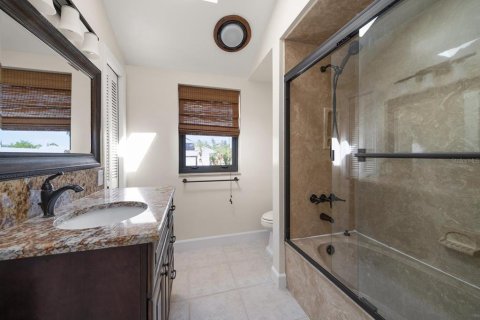 House in Tierra Verde, Florida 4 bedrooms, 359.35 sq.m. № 1687852 - photo 17