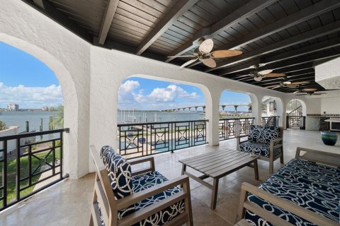 House in Tierra Verde, Florida 4 bedrooms, 359.35 sq.m. № 1687852 - photo 6