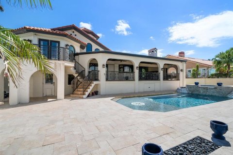 House in Tierra Verde, Florida 4 bedrooms, 359.35 sq.m. № 1687852 - photo 5