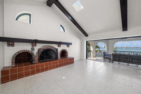House in Tierra Verde, Florida 4 bedrooms, 359.35 sq.m. № 1687852 - photo 15