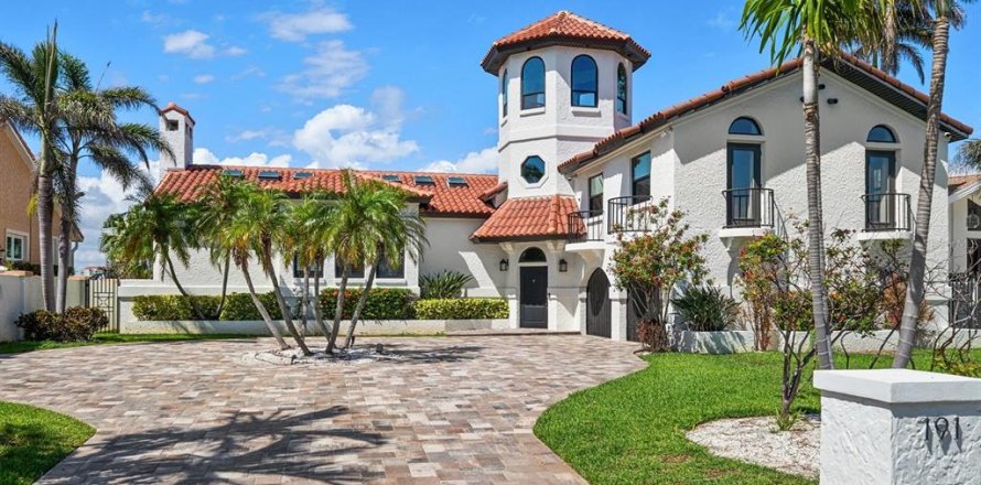 House in Tierra Verde, Florida 4 bedrooms, 359.35 sq.m. № 1687852