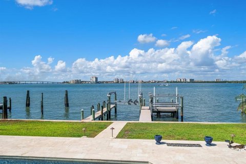 House in Tierra Verde, Florida 4 bedrooms, 359.35 sq.m. № 1687852 - photo 4