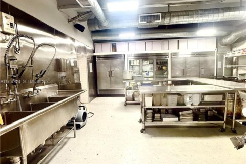 Immobilier commercial à Doral, Floride № 2034507