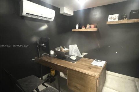 Immobilier commercial à vendre à Doral, Floride № 2034507 - photo 8