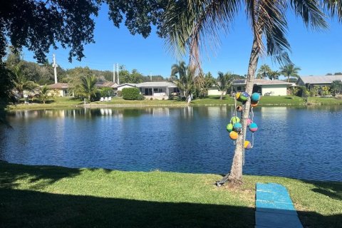 House in Davie, Florida 3 bedrooms, 149.39 sq.m. № 1877302 - photo 2