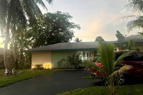 House in Davie, Florida 3 bedrooms, 149.39 sq.m. № 1877302 - photo 1