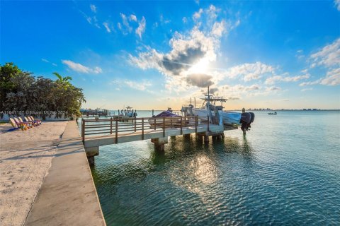 House in Key Biscayne, Florida 4 bedrooms, 238.39 sq.m. № 1709624 - photo 6