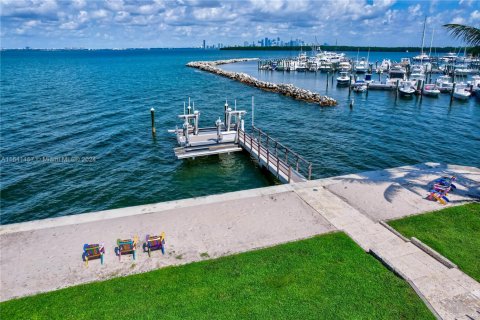 House in Key Biscayne, Florida 4 bedrooms, 238.39 sq.m. № 1709624 - photo 18