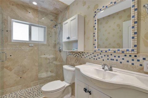 House in Key Biscayne, Florida 4 bedrooms, 238.39 sq.m. № 1709624 - photo 13
