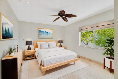 House in Key Biscayne, Florida 4 bedrooms, 238.39 sq.m. № 1709624 - photo 21
