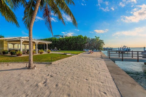 House in Key Biscayne, Florida 4 bedrooms, 238.39 sq.m. № 1709624 - photo 9