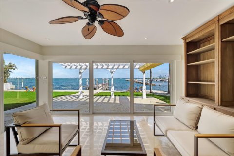 House in Key Biscayne, Florida 4 bedrooms, 238.39 sq.m. № 1709624 - photo 10
