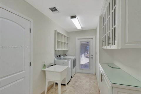 House in Key Biscayne, Florida 4 bedrooms, 238.39 sq.m. № 1709624 - photo 20