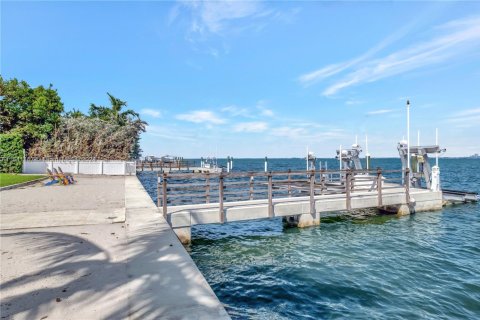 House in Key Biscayne, Florida 4 bedrooms, 238.39 sq.m. № 1709624 - photo 19