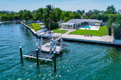 House in Key Biscayne, Florida 4 bedrooms, 238.39 sq.m. № 1709624 - photo 1