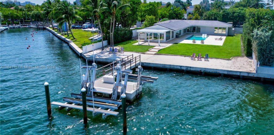 House in Key Biscayne, Florida 4 bedrooms, 238.39 sq.m. № 1709624
