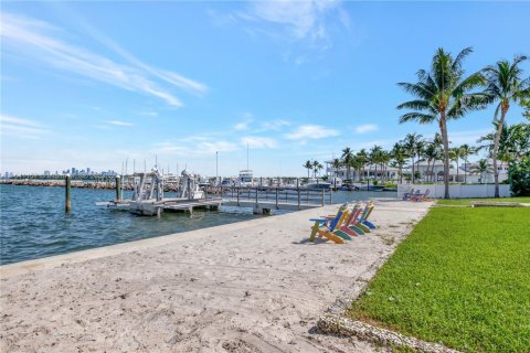 House in Key Biscayne, Florida 4 bedrooms, 238.39 sq.m. № 1709624 - photo 25