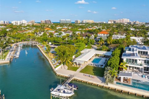 House in Key Biscayne, Florida 4 bedrooms, 238.39 sq.m. № 1709624 - photo 5