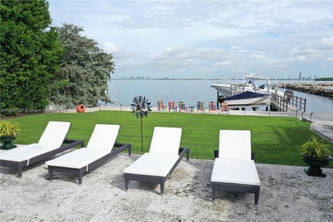 House in Key Biscayne, Florida 4 bedrooms, 238.39 sq.m. № 1709624 - photo 7