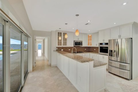 House in Key Biscayne, Florida 4 bedrooms, 238.39 sq.m. № 1709624 - photo 16