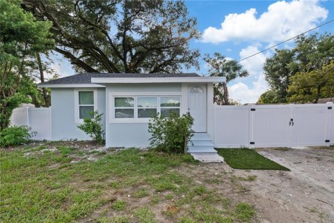 House in Tampa, Florida 3 bedrooms, 95.88 sq.m. № 2277516