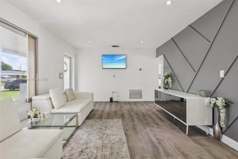 House in Miramar, Florida 4 bedrooms, 122.63 sq.m. № 1932746 - photo 8