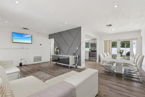 House in Miramar, Florida 4 bedrooms, 122.63 sq.m. № 1932746 - photo 7