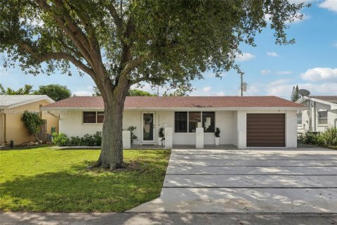 House in Miramar, Florida 4 bedrooms, 122.63 sq.m. № 1932746 - photo 1