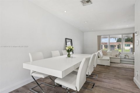 House in Miramar, Florida 4 bedrooms, 122.63 sq.m. № 1932746 - photo 10