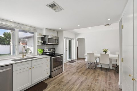 House in Miramar, Florida 4 bedrooms, 122.63 sq.m. № 1932746 - photo 17