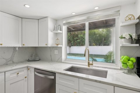 House in Miramar, Florida 4 bedrooms, 122.63 sq.m. № 1932746 - photo 16