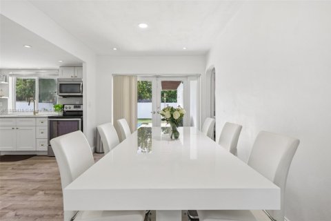 House in Miramar, Florida 4 bedrooms, 122.63 sq.m. № 1932746 - photo 9