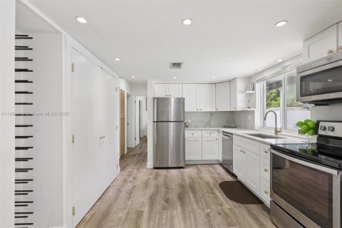 House in Miramar, Florida 4 bedrooms, 122.63 sq.m. № 1932746 - photo 13