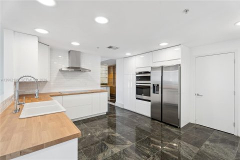Copropriété à louer à Miami, Floride: 5 chambres, 317.73 m2 № 2254762 - photo 14