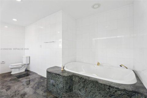 Copropriété à louer à Miami, Floride: 5 chambres, 317.73 m2 № 2254762 - photo 11