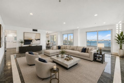 Copropriété à louer à Miami, Floride: 5 chambres, 317.73 m2 № 2254762 - photo 2