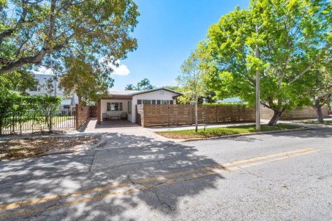 Propiedad comercial en alquiler en West Palm Beach, Florida, 2 dormitorios, 85.75 m2 № 1145827 - foto 1