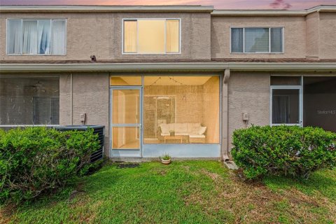 Townhouse in Tampa, Florida 2 bedrooms, 110 sq.m. № 2385852 - photo 3