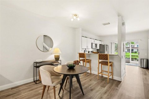 Townhouse in Tampa, Florida 2 bedrooms, 110 sq.m. № 2385852 - photo 10