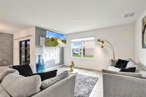 Villa ou maison à vendre à Port St. Lucie, Floride: 4 chambres, 173.45 m2 № 2390182 - photo 4