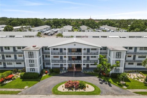 Купить кондоминиум в Сент-Питерсберг, Флорида 5 комнат, 84.54м2, № 1803113 - фото 1