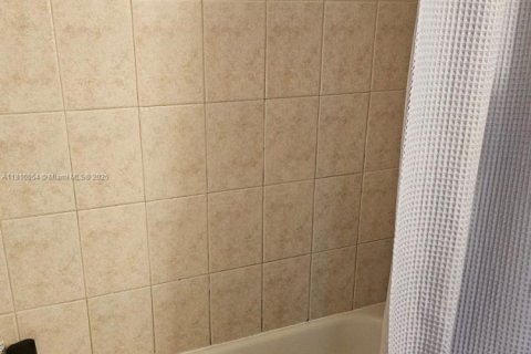 Copropriété à vendre à Hallandale Beach, Floride: 2 chambres, 63.73 m2 № 1942786 - photo 4