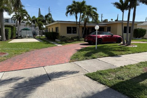 Commercial property in Hollywood, Florida № 2014604 - photo 2