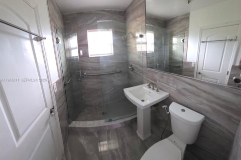 Снять в аренду виллу или дом в Майами, Флорида 2 спальни, 65.03м2, № 2004669 - фото 6