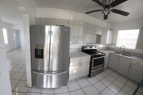 Снять в аренду виллу или дом в Майами, Флорида 2 спальни, 65.03м2, № 2004669 - фото 5